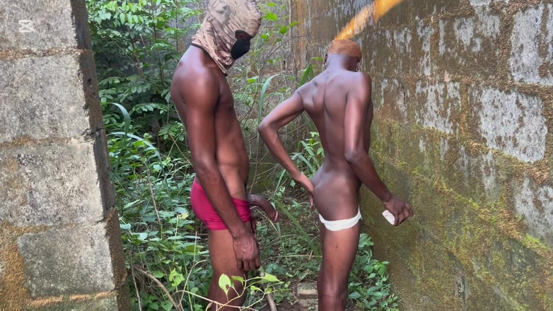 Pa_blo: J’ai baisé le petit jumelle dans la brousse