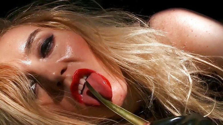 Goddess Celine: Cinta digigit oleh cewek seksi