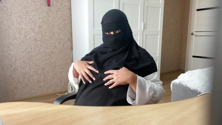 Lux Eva: Arabská muslimská dívka s velkými prsy v hidžábu sedí na...