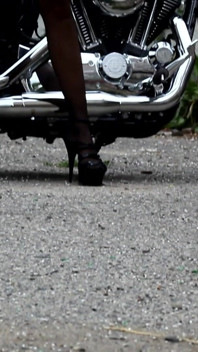 Hot MILF ci mostra il suo corpo in bici