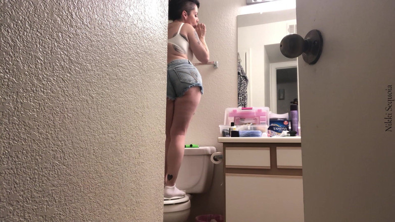 Nikki's Fetishes: 大きな継姉が喫煙をしているのを見つかった