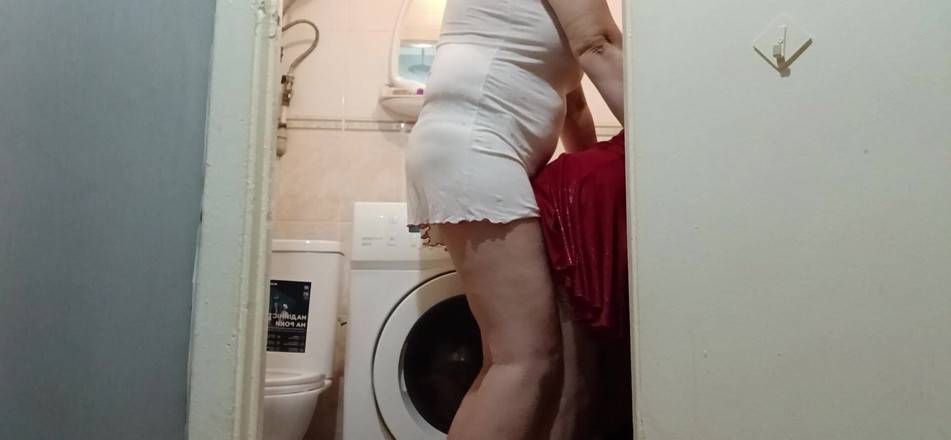 Lesbian-illusion: 当我丈夫工作时，我用穿戴式假阳具操我的邻居