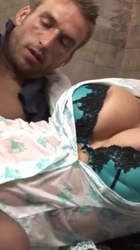 Awek manis dikongkek pepek di bilik air