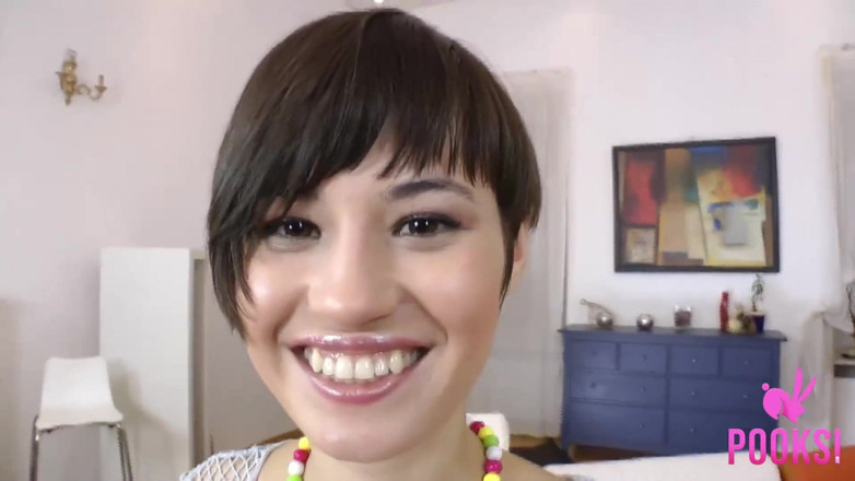 Pooksi: Celé video! Sexy krátkovlasá brunetka Michelle B dostane super šukání do...