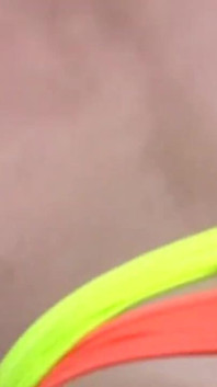 Трійка - молода худа блондинка повія трахає друзів свого вітчима на пляжі