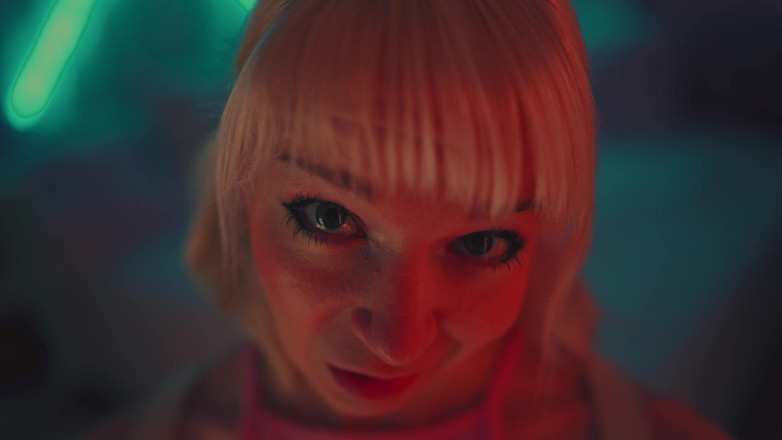 Jolie Lyon: 私の部屋にいる不気味な友達