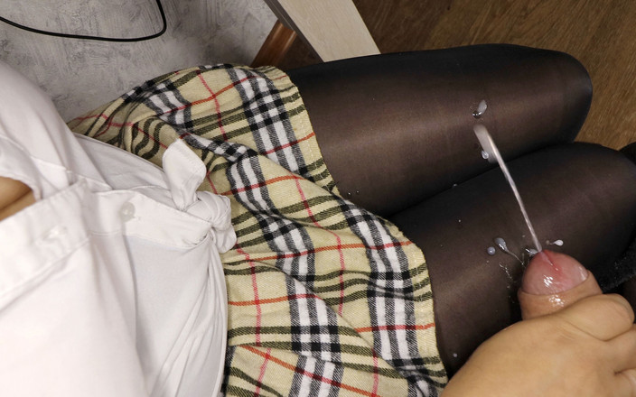 XSanyAny: 射在腿上。黑色紧连裤袜和精子在他们身上