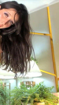 Pequeña nena se folla a sí misma para el clímax