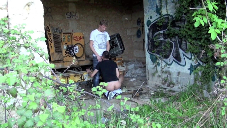 Discret Cruising sex: Arab discret fucked by top blond outdoor