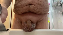 Ficar nua e raspar meu pau pequeno e bolas