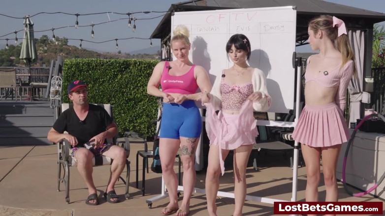 Lost Bets Games: Recitând imnul național într-un spectacol de joc Wacky Wild Strip