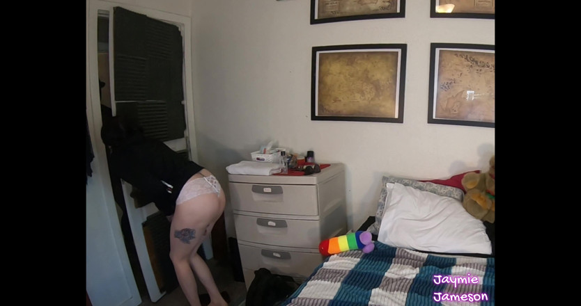 JaymieJameson: ルームメイトにバレたシシーの友人がフェラチオをしてお尻に咥える