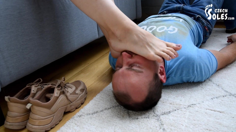 Czech Soles - foot fetish content: Kepergok lagi mengendus sepatu dan dihukum!