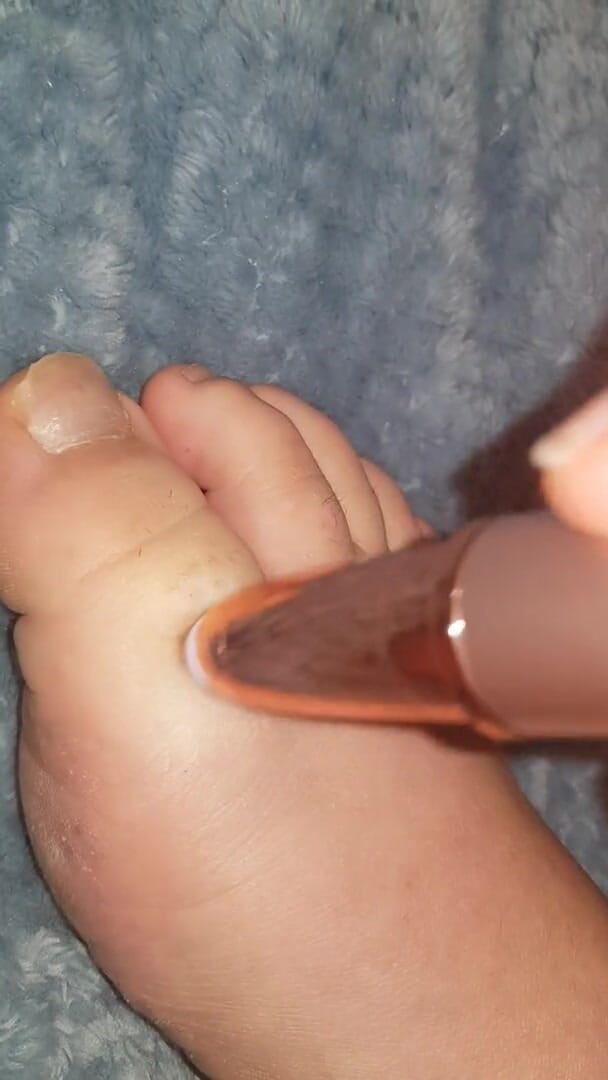 Faith's Feet Fetish: Фетиш ступней Faith - бритье мои пальцы ног