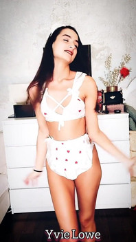 Apa yang kita lakukan di sini? - Brunette Fun
