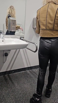 Bagno pubblico Esplosione di piscio
