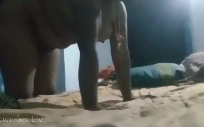 Indian Sex Life: Indische dorps-Bhabhi echte vreemdgaande seks op zijn hondjes