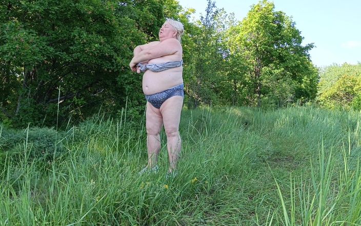 Zona901: Подруга разделась в парке и писает перед всеми