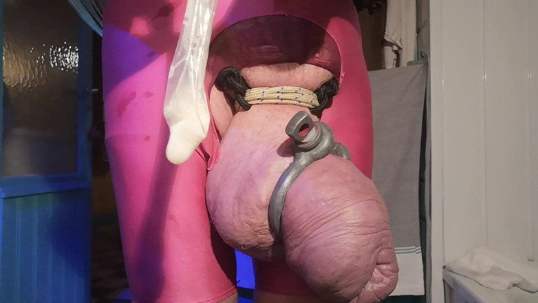 Monster_Meat_: 꽉 찬 콘돔을 가지고 노는 중