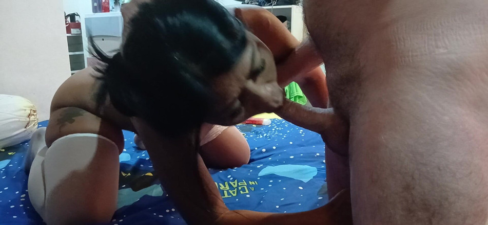 Thai Milf: Asiatica matura si fa sfondare il culo e viene coperta...