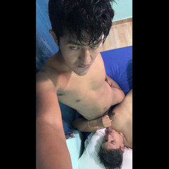 Peluche19 cm: Молодой мужчина-гей трахается без презерватива с другом-геем в его комнате дома