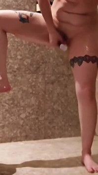 Eu gravei um cliente do hotel se masturbando no chuveiro