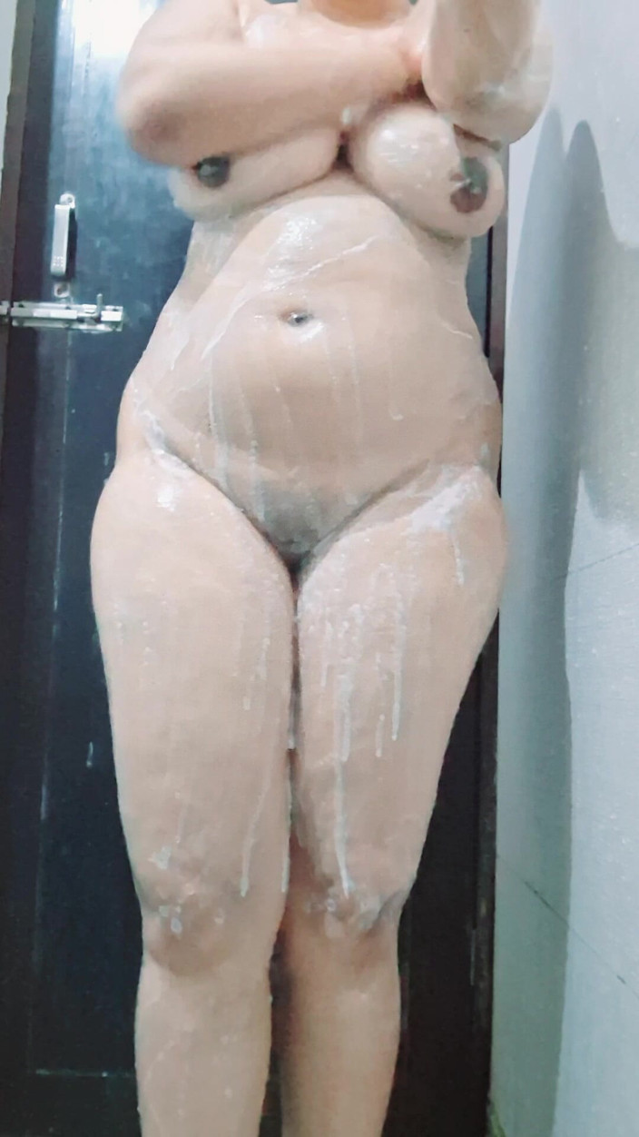 Riyathakur: Chica universitaria después del verano tomando baño duro y sexy...