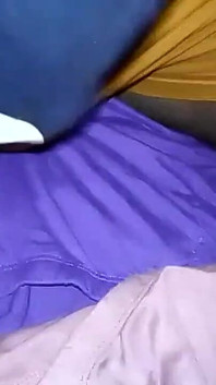 In der gelben Farbe ist das blaue höschen, das kleid