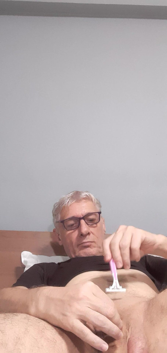 Big uncut hard cock: Pau monstro raspado e enormes bolas grandes