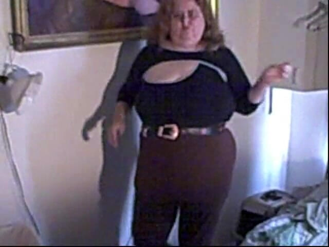 BBW nurse Vicki adventures with friends: Asistenta Vicki își îngrijește lucrurile!