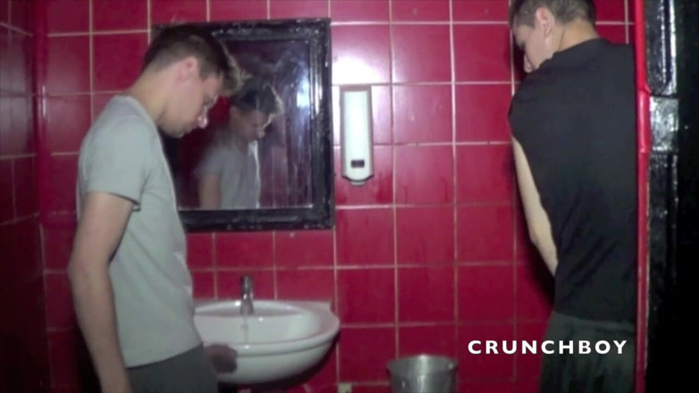 Crunch Boy: Сексуальні французькі твінки трахаються в туалетах