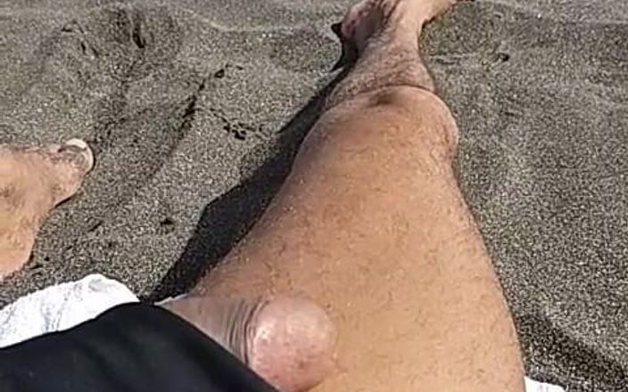 Boy top Amador: Masturbacja na plaży dla wszystkich