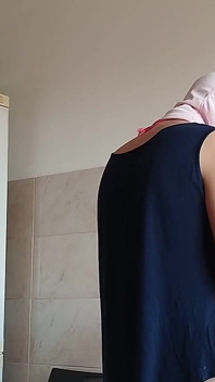 Figa pelosa della mora, grandi tette, donna pelosa sensuale in cucina.