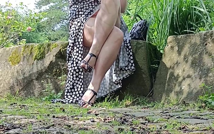 Nelly_Honey: Aku lagi asik masturbasi di taman umum