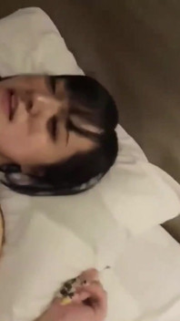 쓰리섬: 매력적인 미소를 지은 전 아이돌