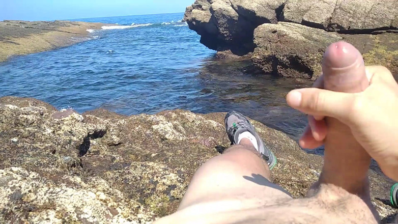 Elvissc: Szarpanie wielkiego twardego kutasa z widokiem na morze w Beach...