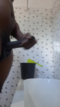 Mi polla es implacable. Busca esa vagina sucia para barrer.