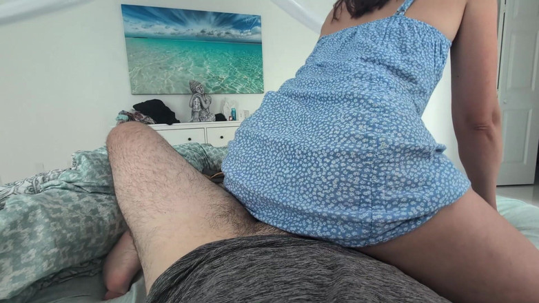 Mimiandevan: Chica Pelirroja En Vestido Montando En Primer Plano