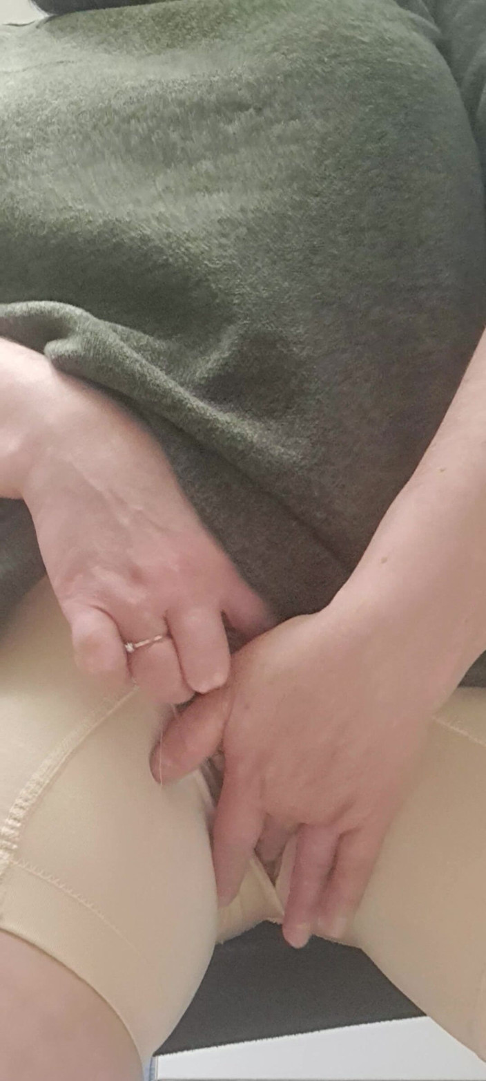 Mommy big hairy pussy: 엄마가 큰 팬티 구멍에서 통통한 음부를 꺼내는 모습