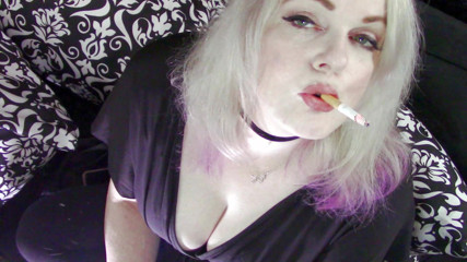 Smoke Temptress Annie Vox - Smoking Fetish: 在黑色礼服中晃动一个红色