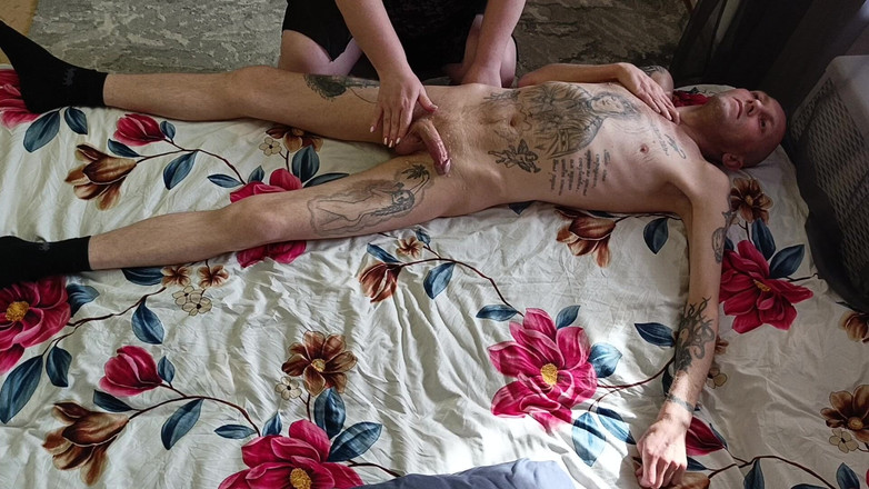 Zona901: Sogra faz uma massagem corporal e masturba meu pau antes...