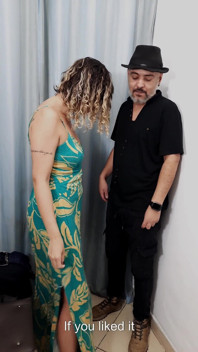 MAMĂ SEXY FACE SEX CU UN VÂNZĂTOR ÎN CABINA DE PROBĂ