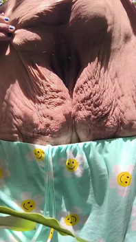 숲에서 엉덩이가 구부러져