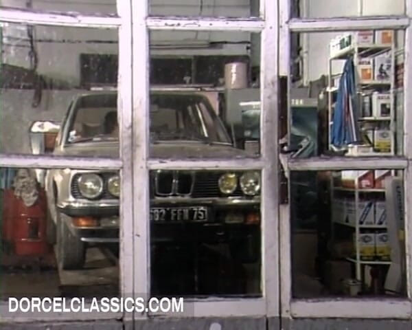 Dorcel classics: Cewek itu menggoda tukang mekanik mobil