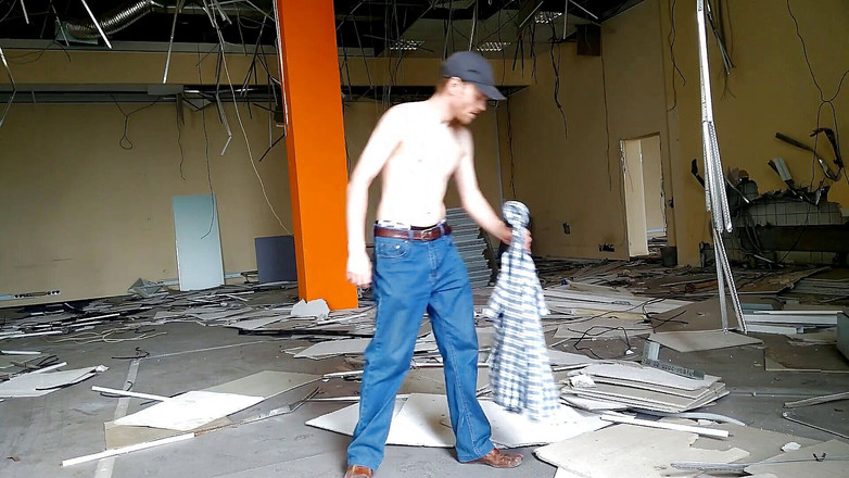 Lana Tuls Production: Călărire cu vibrator în aer liber în clădirea veche