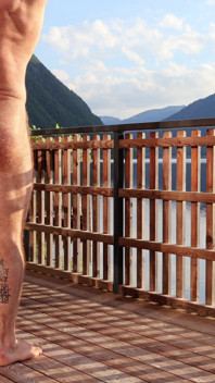 นักเพาะกายขนดกเปลื้องผ้าและชักว่าวบน Alpine Terrace