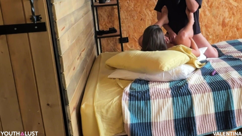 Youth Lust: A buceta vidrada de Valentina nos bastidores