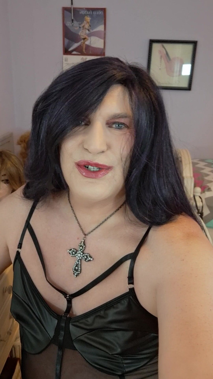 Victoria Lecherri: Mari Membentangkan Kaki Kita Seperti Wanita Dan Menjilat Antara Satu...