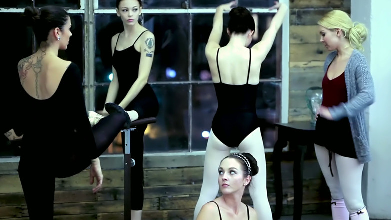 Lesbian Love Movies: Štíhlá tanečnice se svléká v baletní barre - Lízání prsou a...