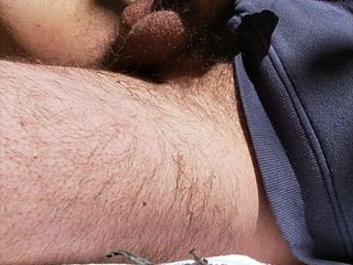 Hardnoisex: 숲에서 켜기 : 그가 자신을 만지는 동안 토지 소유자에 의해 잡힌